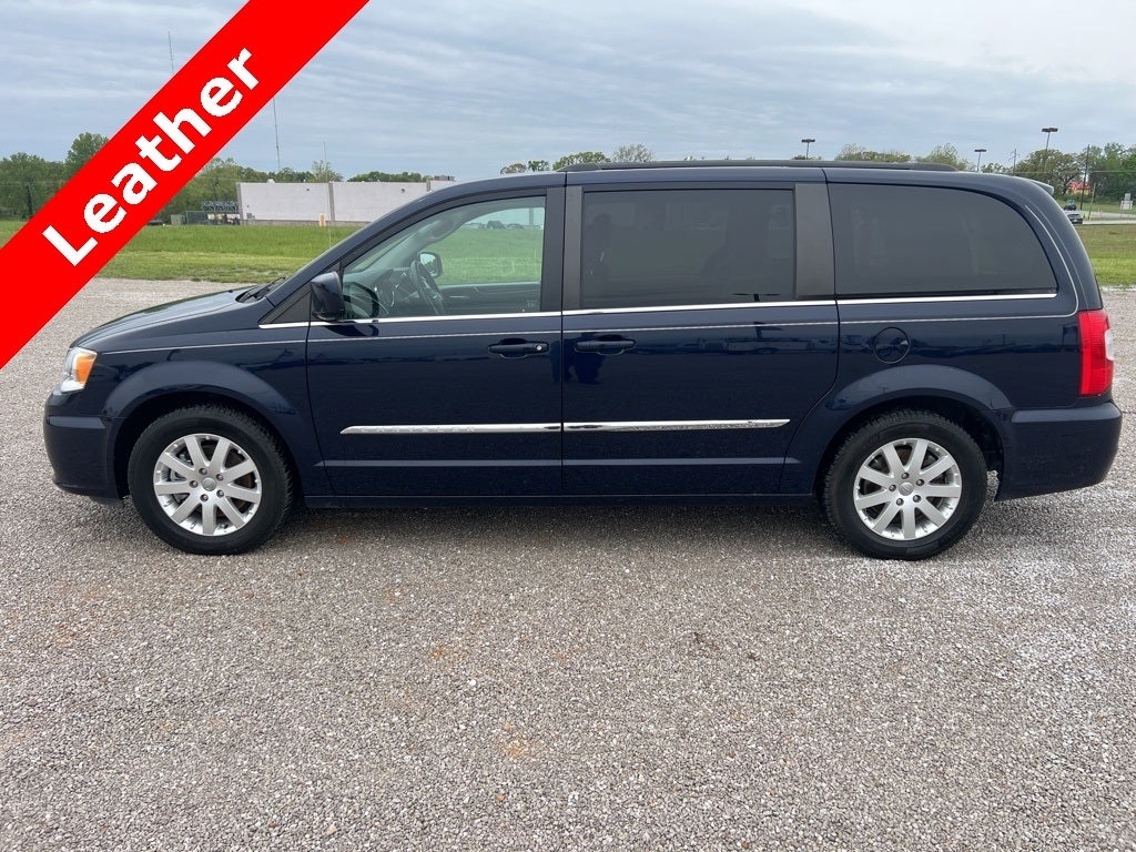 Used 2014 Chrysler Town & Country Touring with VIN 2C4RC1BG2ER440944 for sale in Kansas City